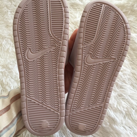 Pink Nike slides with studs - Picture 4 of 8